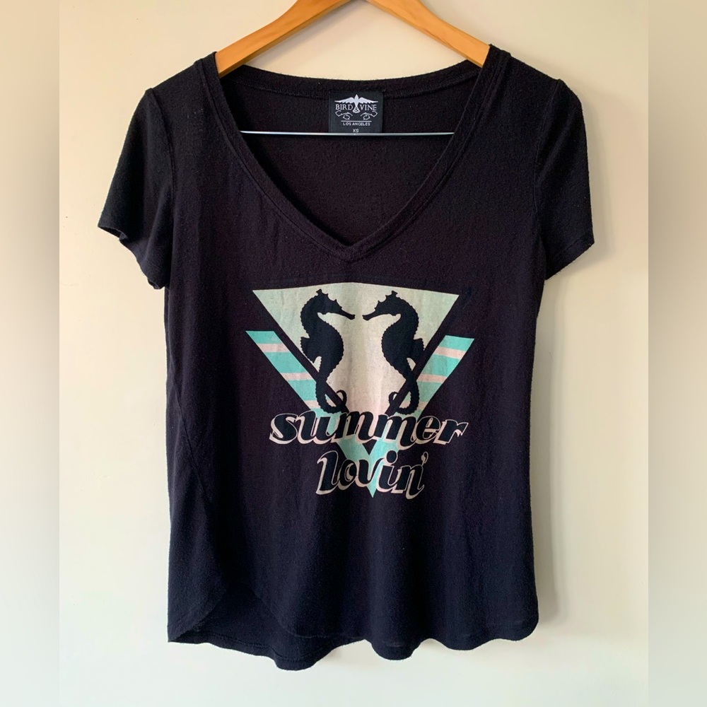 Bird & Vine Los Angeles | V Neck Tee, Size XS ✨